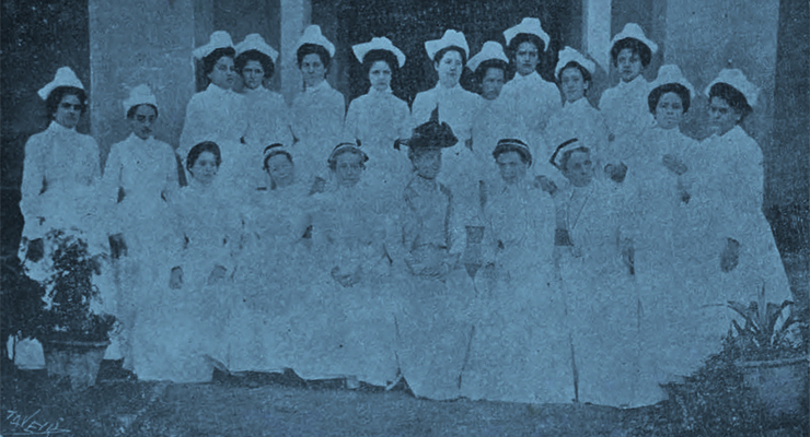 Alumnas matriculadas en la Escuela de Enfermeras de Matanzas alrededor de su directora Miss. E. Hibbard (Ca. 1902). Foto de Ruíz de Castro para el Fígaro.