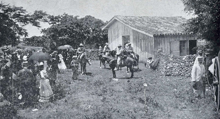 Excursión de los Maestros a Matanzas: llegada de los excursionistas a la casa que da entrada a las Cuevas de Bellamar (Agosto 1901). 