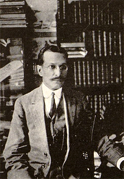 Doctor Gabriel Pichardo Moya en su biblioteca (Ca. 1917).
