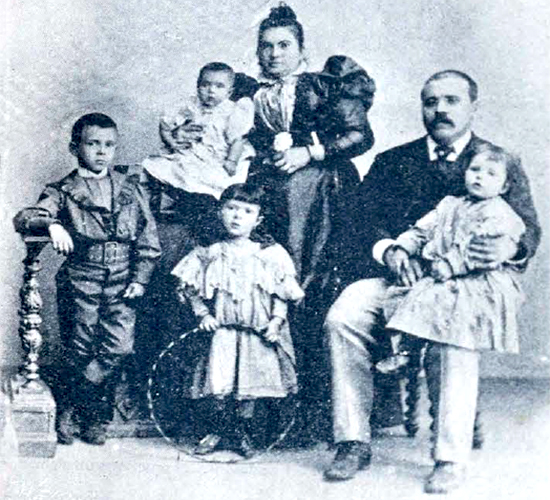 José Ramón Fernández con su esposa Pilar de la Concepción y sus hijos.