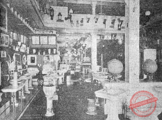 Esquina del muestrario de efectos sanitarios de Pons y Cía. en la Habana ca. 1918.