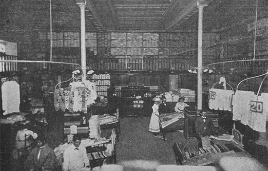 Tienda de ropa y departamento de contabilidad de La Isla de Cuba (Ca. 1903).