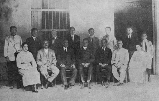 Administrador de la Aduana de Caibarién y personal subalterno a sus órdenes (Ca. 1916).