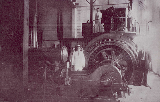 Motor de petróleo de quinientos caballos que mueve la planta eléctrica de Caibarién (Ca. 1916).