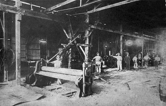 Vista interior de los grandes talleres de pailería de Irazoqui y Hermanos (Ca. 1916).