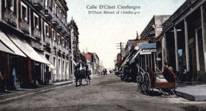 Calle De Clouet y negocios existentes en Cienfuegos, situado en la antigua provincia de Las Villas (Ca. 1909).