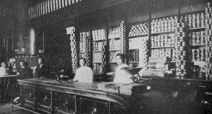 Interior del establecimiento de víveres de Antonio Liyi en la Habana (Ca. 1919).