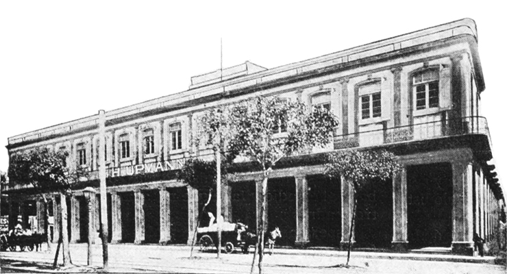 Fachada principal de la Fábrica de Tabacos de H. Upmann situada en la Calzada de Belascoaín, esquina al Paseo de Carlos III, Habana (Ca. 1912).