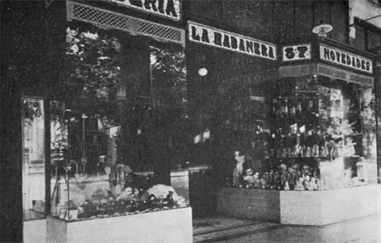 Aspecto exterior de la sedería La Habanera de Antonio Liyi (Ca. 1919).