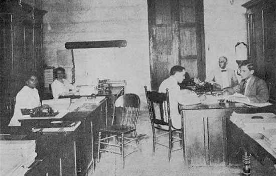 Empleados de la Contaduría Municipal de Manzanillo (Ca. 1920).