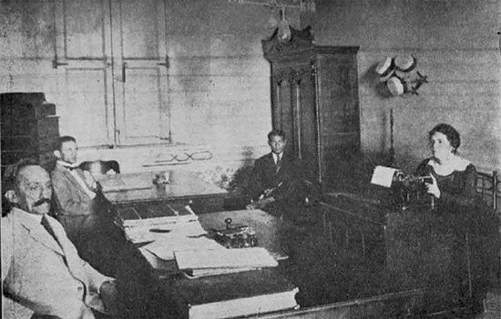 Empleados de la Secretaría del Ayuntamiento de Manzanillo, Cuba (Ca. 1920).