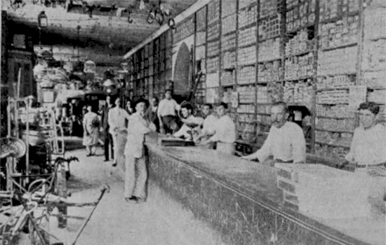 Vista interior del departamento de ferretería de la Vals Ribera y Compañía en Manzanillo (Ca. 1920).