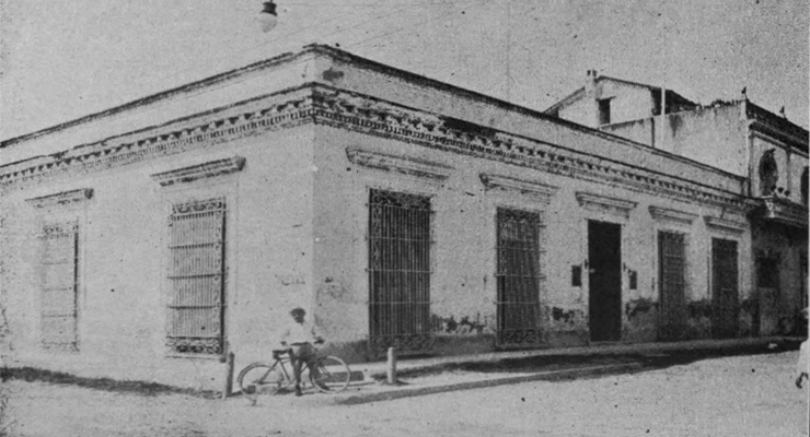 Vista exterior del Banco Español en Manzanillo (Ca. 1920).
