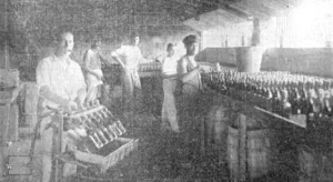 Isidro Quiroga departamento de embotellar en Manzanillo (Ca. 1918).