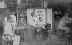 Isidro Quiroga con el personal administrativo en las oficinas (Ca. 1918).