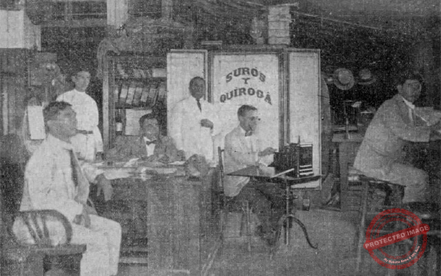 Isidro Quiroga con el personal administrativo en las oficinas (Ca. 1918).