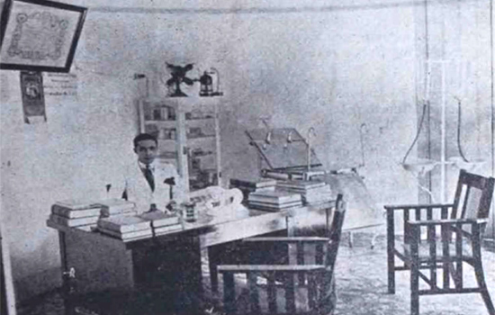 Gabinete de consultas del dr. Alberto Rodríguez López en Milanés 7 (Ca. 1924).