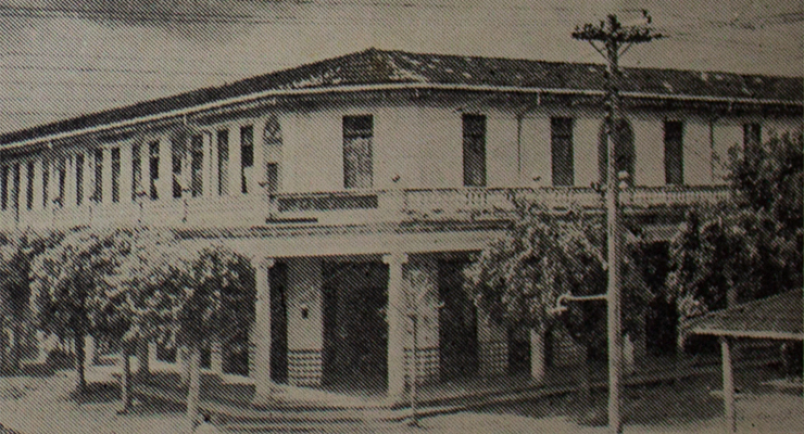 Vista del Hotel Mendía de la sucesión de Mariano Mendía y su arrendatario Rogelio Jerez Borges en Jagüey Grande (Ca. 1942).