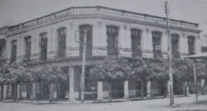 Frente del Hotel Vista Alegre en el pueblo de Jagüey Grande (Ca. 1942).