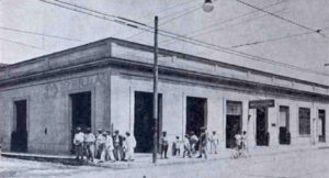 Vista del edificio que ocupaba La Perla, almacén importador de víveres y ferretería en Matanzas que perteneció a Bartolomé Pons y Justo Rossie (Ca. 1924).