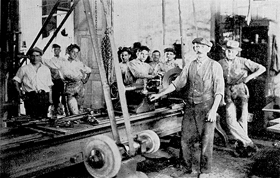 Mecánicos en el taller de Pedro Cao (Matanzas Ca. 1916)