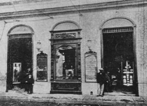 Vista exterior de la camisería Habana Club en Obispo 77 (Ca. 1900).
