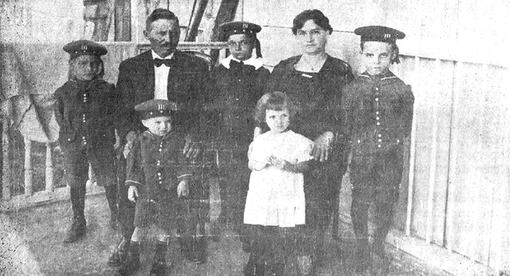Dionisio Pérez Bermúdez y su esposa Eduarda Noriega junto a sus hijos (Ca. 1920).