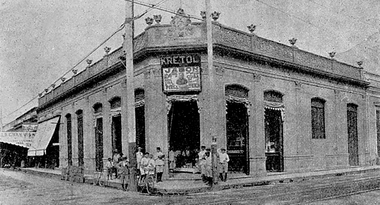 Farmacia Raúl Sáez en Cárdenas. Vista exterior de la botica Ca. 1917.