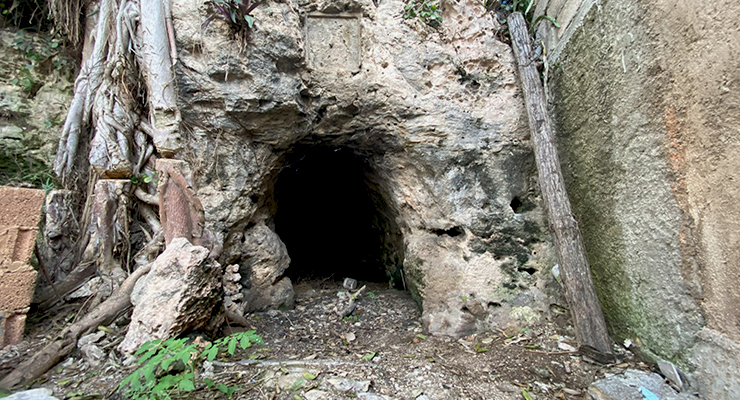 Vista actual de la Cueva del Muerto situada cerca del puente de Varadero (Cárdenas). Foto 2024.