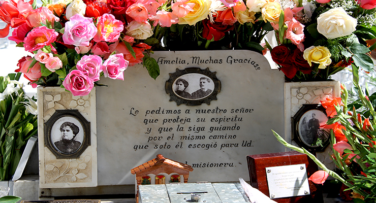 Jardinera en la tumba de La Milagrosa. Cementerio Colón de la Habana, 2011.