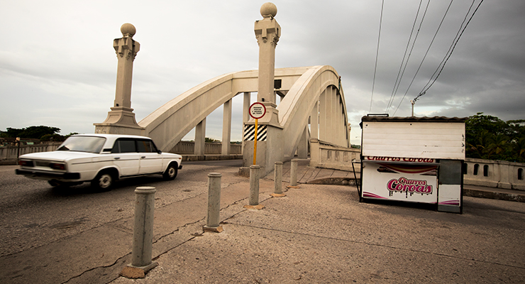 Puente Sánchez Figueras o de San Luis en Matanzas, Cuba. Vista desde la calle 24 de febrero, Agosto 2022.