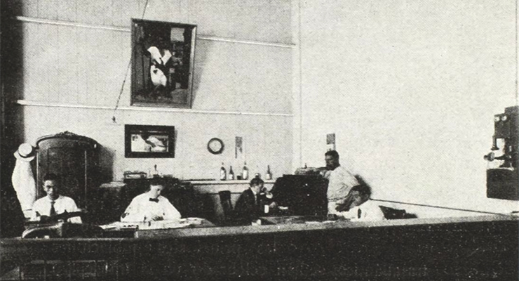 Francisco Castillo con algunos de sus dependientes en el despacho de su fábrica (Ca. 1916).
