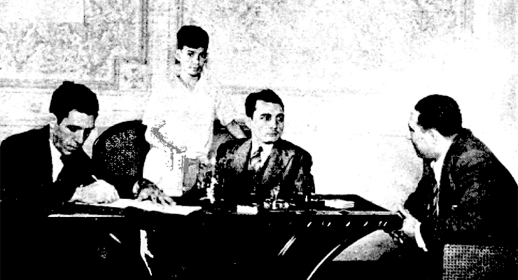 Rubén de León junto a su hermanito Raimundo Ortega García, charla con González del Campo, Jefe de Información de Bohemia y el taquígrafo Armando García (Ca. 1934).