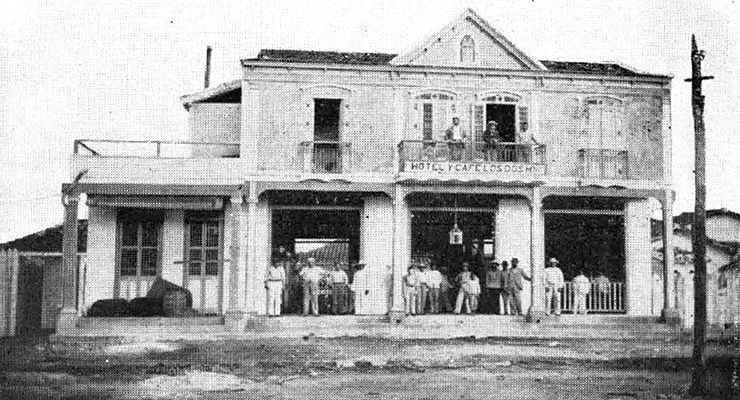 Hotel y Café Los Dos Hermanos frente al parque en Batabanó (Ca. 1903).