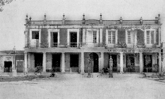 Holguín, histórica Periquera, que en 1903 ocupaban el Ayuntamiento y varias escuelas públicas.