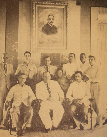 Alcalde Luis Rodolfo Fernández Hernández reunido con la Administración Municipal de Bolondrón (Ca. 1942).