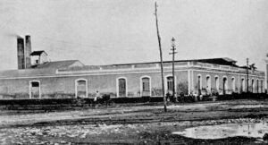 Vista exterior del alambique Vizcaya y almacenes de José Arechabala en Cárdenas (Ca. 1900).