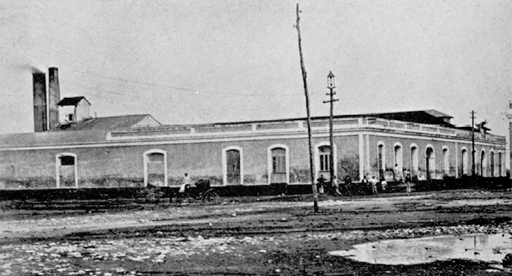 Vista exterior del alambique Vizcaya y almacenes de José Arechabala en Cárdenas (Ca. 1900).