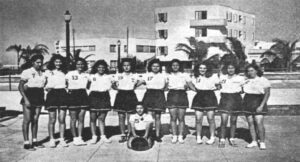 Jugadoras de basket-ball del Colegio de Saint Georges en la Habana (Ca. 1944).
