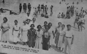 José Fermín Iturrioz presidente del Náutico acompañado de su esposa Onelia Méndez Rubí y un grupo de amigos en Varadero (Ca. 1937).