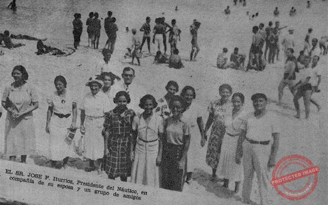 José Fermín Iturrioz presidente del Náutico acompañado de su esposa Onelia Méndez Rubí y un grupo de amigos en Varadero (Ca. 1937).