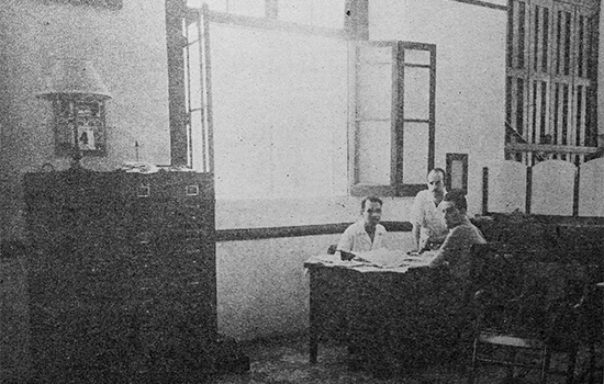 Gerentes de la casa Viuda de Garriga y Cía. señores Pastor Benítez Fundora y José Fortuño Bescós en uno de los departamentos de oficina.