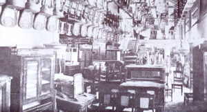 Vista parcial de la mueblería La Gran Bretaña de Antonio de la Peña en Santiago de Cuba (Ca. 1920).