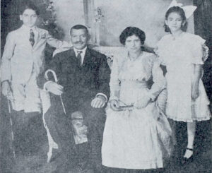 Felipe Bartolomé con su distinguida esposa y sus hijos.