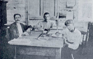 Jesús Ferrer y Felipe Bartolomé en el escritorio de su fundición en la calle San Martín (Ca. 1920).