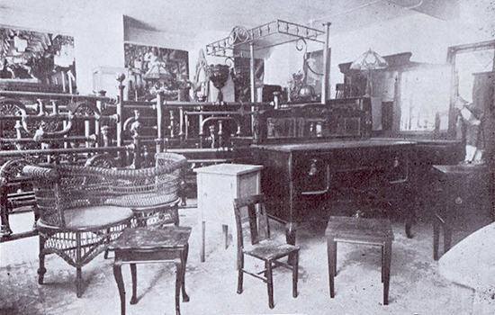 Interior del Almacén de muebles de Antonio de la Peña en Santiago de Cuba (Ca. 1920)