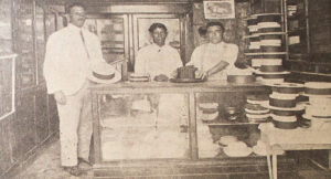 Interior de la Sombrerería El Lazo de Oro propiedad de Marcelino Solís en Colón (Ca. 1924).