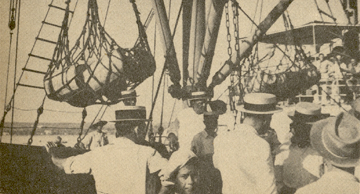 Funciona la Zona Franca de Matanzas. Obreros de Matanzas descargando las primeras consignaciones llegadas a bordo del vapor San Luis (Foto Carteles 1941).