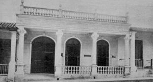 Vista exterior del establecimiento de Carlos Manuel Vélez y Hermanos en Pinar del Río (Ca. 1918).