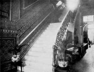 Hotel El Globo de Pinar del Río. Escalera artística que da acceso al piso principal. A la derecha escritorio del hotel (Ca. 1918).